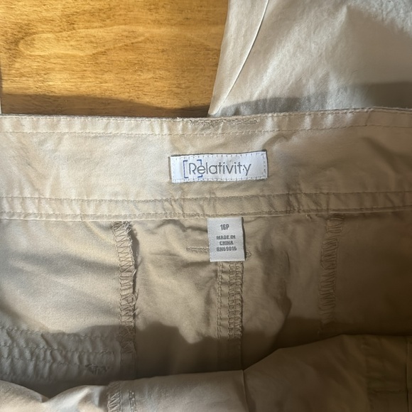 Relativity Khaki Shorts in size 16P NWT - Picture 2 of 4